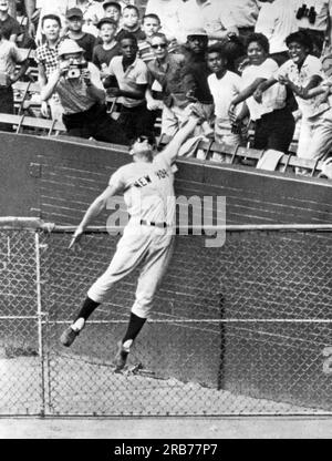 Cleveland, Ohio : 19 août 1961. Le Yankee de New York Roger Maris saute haut pour voler une fuite à domicile de l'Indien de Cleveland Willie Kirkland, Banque D'Images