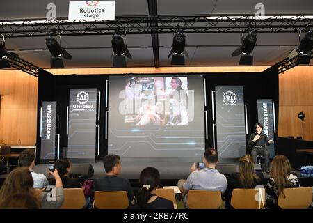 (230708) -- GENÈVE, 8 juillet 2023 (Xinhua) -- le robot humanoïde Geminoid donne une présentation au Sommet mondial ai for Good à Genève, Suisse, le 7 juillet 2023. Le Sommet mondial ai for Good s’est tenu sur place et en ligne du 6 au 7 juillet, visant à identifier les applications pratiques de l’IA, à mettre à l’échelle des solutions pour un impact mondial et à accélérer les progrès vers les objectifs de développement durable des Nations Unies. Il était organisé par l’Union internationale des télécommunications (UIT), L’institution spécialisée des Nations Unies pour les technologies de l’information et de la communication, en partenariat avec 40 agences sœurs des Nations Unies et co-convoquée avec le gove Banque D'Images
