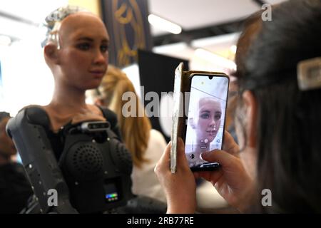 (230708) -- GENÈVE, 8 juillet 2023 (Xinhua) -- un participant prend une photo du robot humanoïde Sophia au Sommet mondial ai for Good à Genève, Suisse, le 7 juillet 2023. Le Sommet mondial ai for Good s’est tenu sur place et en ligne du 6 au 7 juillet, visant à identifier les applications pratiques de l’IA, à mettre à l’échelle des solutions pour un impact mondial et à accélérer les progrès vers les objectifs de développement durable des Nations Unies. Il était organisé par l’Union internationale des télécommunications (UIT), L'institution spécialisée des Nations Unies pour les technologies de l'information et de la communication, en partenariat avec 40 agences sœurs des Nations Unies et co-convoquée avec Banque D'Images