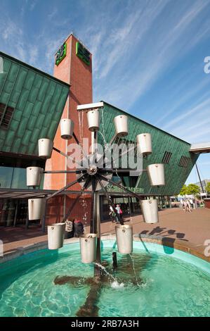 Fontaine à côté du Musée des Sciences Nemo (par l'architecte Renzo Piano) à Amsterdam, pays-Bas Banque D'Images