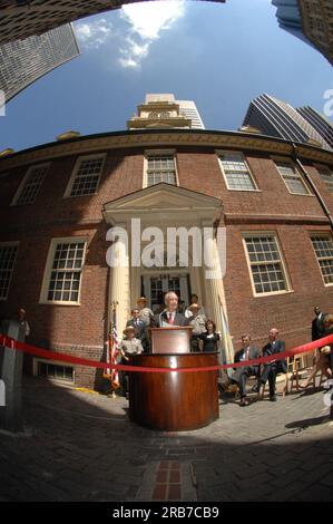 Visite du secrétaire Dirk Kempthorne à la Old State House à Boston, Massachusetts, où il a rejoint la directrice du service des parcs nationaux Mary Bomar, le directeur du parc historique national de Boston Terry Savage, le directeur exécutif de la Bostonian Society Brian LeMay, le directeur des services environnementaux et énergétiques de Boston James Hunt III, Et d'autres officiels lors de l'événement marquant l'achèvement de la phase initiale de la restauration de l'Old State House, y compris la restauration de la célèbre tour du bâtiment. Les travaux de préservation représentent le premier projet de construction achevé de l'Init du centenaire du Service des parcs nationaux Banque D'Images