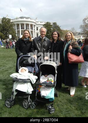 Secrétaire Dirk Kempthorne avec le groupe Easter Egg Roll de la Maison Blanche comprenant Amy et Campbell Scofield, Celeste Regan, Lauren et Luke Harnishfeger, 4/08/2007 Banque D'Images