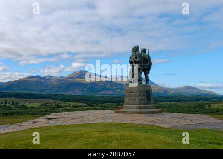 Les 3 commandos du Bronze Commando Memorial regardant vers le sud vers Ben Nevis et Aonach More au petit village montagneux de Spean Bridge. Banque D'Images