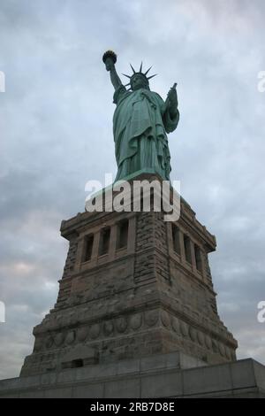 Visite du secrétaire désigné Dirk Kempthorne et des assistants à New York City, New York, pour des visites, discussions avec le personnel du National Park Service sur des sites tels que le monument national de la Statue de la liberté et ses environs Banque D'Images