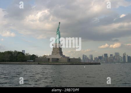 Visite du secrétaire désigné Dirk Kempthorne et des assistants à New York City, New York, pour des visites, discussions avec le personnel du National Park Service sur des sites tels que le monument national de la Statue de la liberté et ses environs Banque D'Images