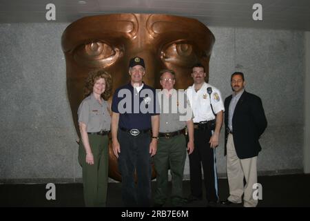 Visite du secrétaire désigné Dirk Kempthorne et des assistants à New York City, New York, pour des visites, discussions avec le personnel du National Park Service sur des sites tels que le monument national de la Statue de la liberté et ses environs Banque D'Images