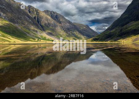 Glencoe lumière du soleil et ombre sur l'Aonach Eagach et le Loch Achtriochtan. Banque D'Images