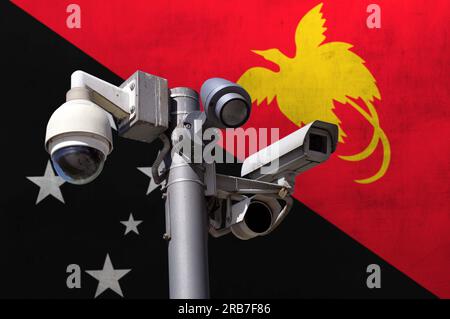 Caméra en circuit fermé système de vidéosurveillance multi-angle sur fond de drapeau national de Papouasie-Nouvelle-Guinée. Banque D'Images