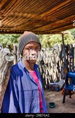 Portrait d'un homme de village africain debout dans la cour, cuisine en plein air dans la zone rurale Banque D'Images