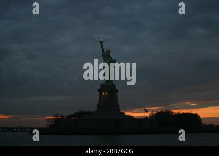 Visite du secrétaire désigné Dirk Kempthorne et des assistants à New York City, New York, pour des visites, discussions avec le personnel du National Park Service sur des sites tels que le monument national de la Statue de la liberté et ses environs Banque D'Images