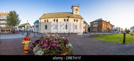 Église à Reykjavik pendant le coucher du soleil en été 2017 Banque D'Images