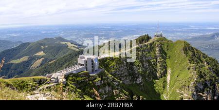 Monte Generoso, Suisse - 17 juillet. 2021: La destination populaire d'excursion sur le haut de 1700 M. monte Generoso avec un restaurant moderne et divers Banque D'Images