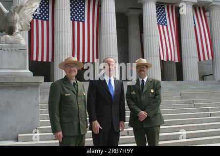 Visite du secrétaire désigné Dirk Kempthorne et de ses collaborateurs à New York City, New York, pour une tournée, discussions avec le personnel du National Park Service sur des sites tels que le Grant National Memorial Banque D'Images