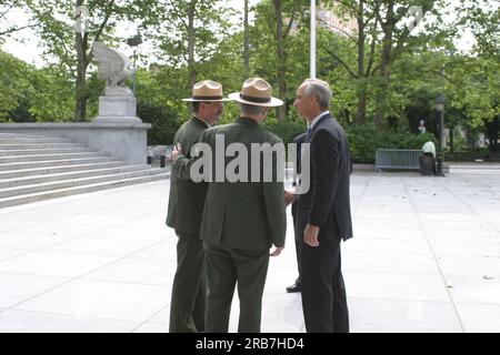 Visite du secrétaire désigné Dirk Kempthorne et de ses collaborateurs à New York City, New York, pour une tournée, discussions avec le personnel du National Park Service sur des sites tels que le Grant National Memorial Banque D'Images