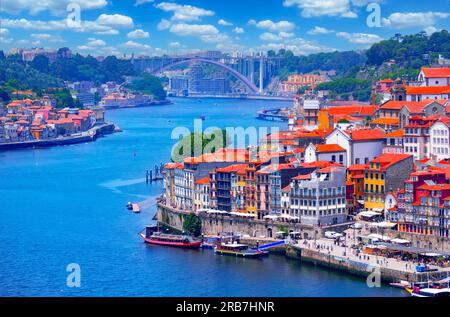 Vue sur la ville historique de Porto avec une architecture traditionnelle ancienne, le fleuve Douro et le pont Arrabida au loin par une journée ensoleillée au Portugal Banque D'Images