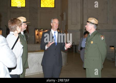 Visite du secrétaire désigné Dirk Kempthorne et de ses collaborateurs à New York City, New York, pour une tournée, discussions avec le personnel du National Park Service sur des sites tels que le Grant National Memorial Banque D'Images