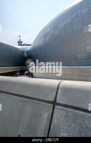 Séoul, Corée du Sud - 10 juillet 2022 : passerelle et revêtement de façade perforé de Dongdaemun Design Plaza ou DDP. Conçu par Zaha Hadid et Samoo Banque D'Images