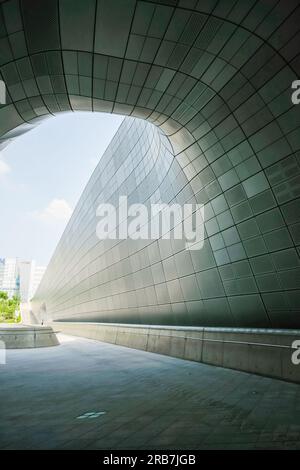 Séoul, Corée du Sud - 10 juillet 2022 : passerelle et revêtement de façade perforé de Dongdaemun Design Plaza ou DDP. Conçu par Zaha Hadid et Samoo Banque D'Images