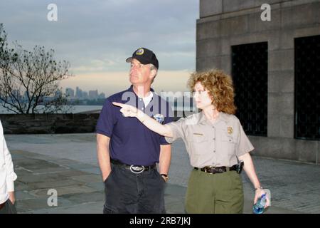 Visite du secrétaire désigné Dirk Kempthorne et des assistants à New York City, New York, pour des visites, discussions avec le personnel du National Park Service sur des sites tels que le monument national de la Statue de la liberté et ses environs Banque D'Images