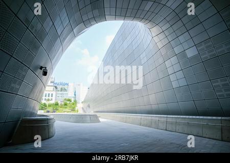 Séoul, Corée du Sud - 10 juillet 2022 : passerelle et revêtement de façade perforé de Dongdaemun Design Plaza ou DDP. Conçu par Zaha Hadid et Samoo Banque D'Images