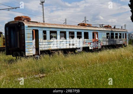 Wagons abandonnés et désaffectés dans le dépôt de la gare de Podgorica, Montenmegro Banque D'Images