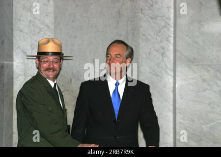 Visite du secrétaire désigné Dirk Kempthorne et de ses collaborateurs à New York City, New York, pour une tournée, discussions avec le personnel du National Park Service sur des sites tels que le Grant National Memorial Banque D'Images