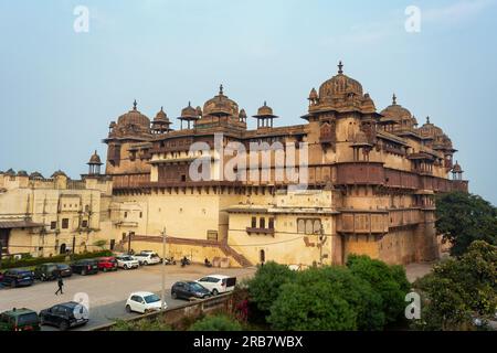 ORCHHA, MADHYA PRADESH, INDE - 27 DÉCEMBRE 2021 : Jahangir Mahal à Orchha. Jahangir Mahal a été construit au 17e siècle. Banque D'Images