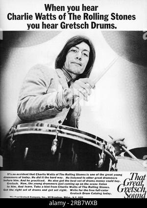 Une publicité en noir et blanc d'un magazine de la fin des années 1960 mettant en vedette le batteur de Rolling Stone Charlie Watts soutenant la batterie de Gretsch. Banque D'Images