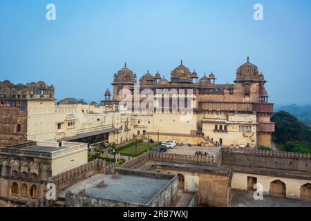 ORCHHA, MADHYA PRADESH, INDE - 27 DÉCEMBRE 2021 : Jahangir Mahal à Orchha. Jahangir Mahal a été construit au 17e siècle. Banque D'Images