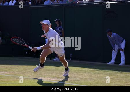 Londres, Royaume-Uni. 07 juillet 2023. 07 juillet, 2023 - Wimbledon. Le canadien Denis Shapovalov en action contre le Britannique Liam Broady lors de leur match de troisième ronde à Wimbledon. Crédit : Adam Stoltman/Alamy Live News Banque D'Images