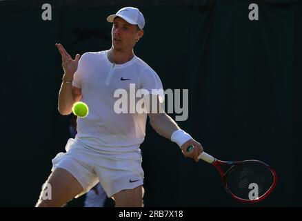 Londres, Royaume-Uni. 07 juillet 2023. 07 juillet, 2023 - Wimbledon. Le canadien Denis Shapovalov en action contre le Britannique Liam Broady lors de leur match de troisième ronde à Wimbledon. Crédit : Adam Stoltman/Alamy Live News Banque D'Images