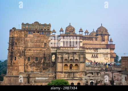 ORCHHA, MADHYA PRADESH, INDE - 27 DÉCEMBRE 2021 : magnifique vue sur le fort d'orchha et sheesh mahal. Banque D'Images