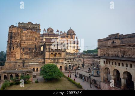 ORCHHA, MADHYA PRADESH, INDE - 27 DÉCEMBRE 2021 : magnifique vue sur le fort d'orchha et sheesh mahal. Banque D'Images