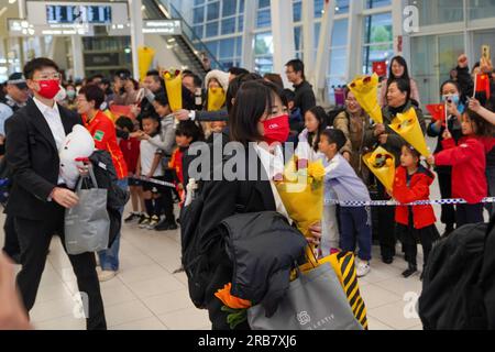 Adélaïde, Australie. 8 juillet 2023. L'équipe nationale chinoise de football arrive à l'aéroport d'Adélaïde, la capitale de l'Australie méridionale, Australie, le 8 juillet 2023. L'équipe nationale chinoise de football participera à la coupe du monde féminine de la FIFA 2023, qui se tiendra en Australie et en Nouvelle-Zélande du 20 juillet au 20 août. Crédit : XIe sida/Xinhua/Alamy Live News Banque D'Images