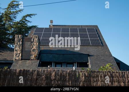 Panneaux solaires produisant de l'électricité sur le toit d'une maison Banque D'Images