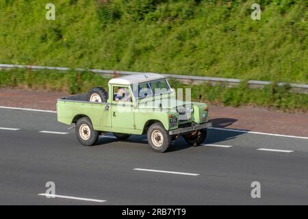 Années 1960 60 années soixante Green Land Rover voyageant à grande vitesse sur l'autoroute M6 dans le Grand Manchester, Royaume-Uni Banque D'Images