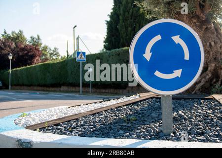 Différents panneaux de signalisation. Rond-point Banque D'Images