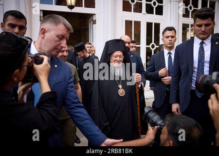 Istanbul, Turquie. 08 juillet 2023. Le président ukrainien Volodymyr Zelenskyy, à gauche, est escorté par Bartholomée Ier de Constantinople, chef des chrétiens orthodoxes orientaux, pour une messe commémorative à la cathédrale de Saint-Laurent George, 8 juillet 2023 à Istanbul, Turquie. Crédit : Présidence ukrainienne/Présidence ukrainienne/Alamy Live News Banque D'Images