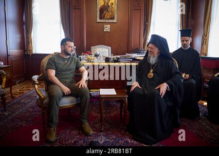 Istanbul, Turquie. 08 juillet 2023. Le président ukrainien Volodymyr Zelenskyy, à gauche, rencontre Bartholomée Ier de Constantinople, chef des chrétiens orthodoxes orientaux, à droite, avant une messe commémorative à la cathédrale de Saint-Laurent George, 8 juillet 2023 à Istanbul, Turquie. Crédit : Présidence ukrainienne/Présidence ukrainienne/Alamy Live News Banque D'Images