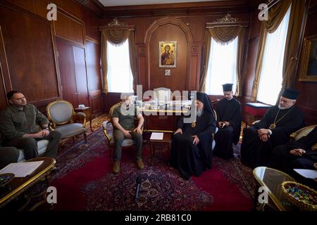 Istanbul, Turquie. 08 juillet 2023. Le président ukrainien Volodymyr Zelenskyy, à gauche, rencontre Bartholomée Ier de Constantinople, chef des chrétiens orthodoxes orientaux, à droite, avant une messe commémorative à la cathédrale de Saint-Laurent George, 8 juillet 2023 à Istanbul, Turquie. Crédit : Présidence ukrainienne/Présidence ukrainienne/Alamy Live News Banque D'Images