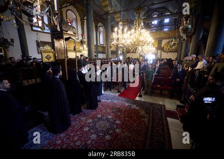 Istanbul, Turquie. 08 juillet 2023. Bartholomée Ier de Constantinople, chef des chrétiens orthodoxes orientaux, dirige un service commémoratif pour les victimes de l'invasion russe de l'Ukraine en l'honneur du président ukrainien Volodymyr Zelenskyy, à droite, à la cathédrale de Saint George, 8 juillet 2023 à Istanbul, Turquie. Crédit : Présidence ukrainienne/Présidence ukrainienne/Alamy Live News Banque D'Images