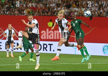 Fuerteventura, Allemagne. 07 juillet 2023. De gauche à droite : Sydney LOHMANN (GER), Lea SCHUELLER (GER), Margaret BELEMU (ZMB), action, duels header, scène de zone de pénalité. Allemagne (GER) -Zambie (ZMB) 2-3 le 7 juillet 2023, Sportpark Ronhof Thomas Sommer à Fuerth, ? Crédit : dpa/Alamy Live News Banque D'Images