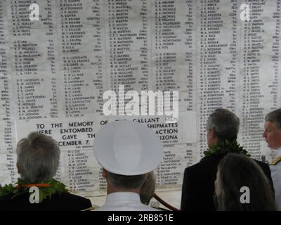 Visite du secrétaire Dirk Kempthorne et de ses collaborateurs à Pearl Harbor, Honolulu, Hawaii, pour les événements commémoratifs du 65e anniversaire de l'attaque japonaise Banque D'Images
