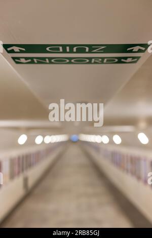 Panneaux dans le Rotterdam Pedestrian Maastunnel indiquant la direction pour le nord et le sud Banque D'Images