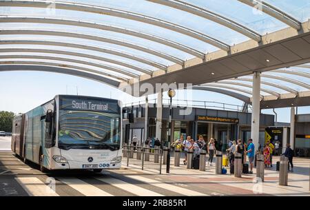Un bus qui assure la navette entre les passagers et les parkings de longue durée arrive à l'aéroport de Londres Gatwick, South terminal, West Sussex, Royaume-Uni. Banque D'Images