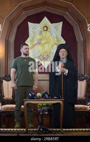 Istanbul, Turquie. 08 juillet 2023. Une photo montre que le président ukrainien Volodymyr Zelensky a rencontré le patriarche grec Féner Bartholomée I au Patriarcat grec Féner à Istanbul, en Turquie, le 08 juillet 2023. Photo de la présidence ukrainienne via ABACAPRESS.COM crédit : Abaca Press/Alamy Live News Banque D'Images