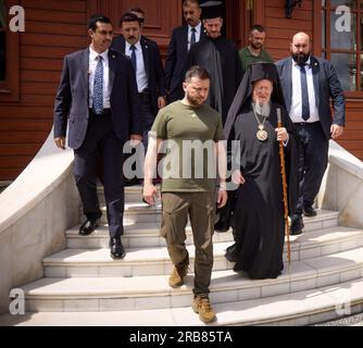 Istanbul, Turquie. 08 juillet 2023. Une photo montre que le président ukrainien Volodymyr Zelensky a rencontré le patriarche grec Féner Bartholomée I au Patriarcat grec Féner à Istanbul, en Turquie, le 08 juillet 2023. Photo de la présidence ukrainienne via ABACAPRESS.COM crédit : Abaca Press/Alamy Live News Banque D'Images