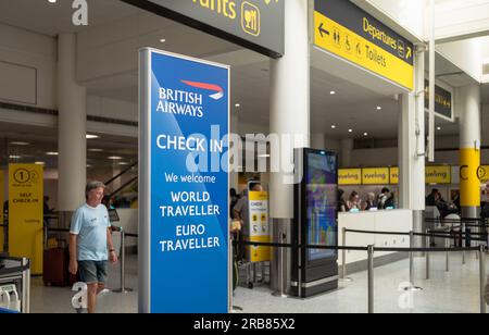 Panneau indiquant la zone d'enregistrement de British Airways à l'aéroport de Londres Gatwick, terminal sud, dans le West Sussex, Royaume-Uni. Banque D'Images