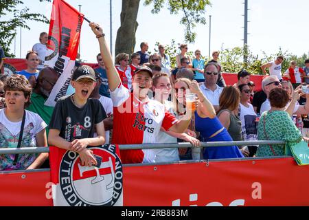 Barendrecht, pays-Bas. 08 juillet 2023. BARENDRECHT, PAYS-BAS - JUILLET 8 : supporters lors du match amical de pré-saison entre Feyenoord et PEC Zwolle au Sportpark Smitshoek le 8 juillet 2023 à Barendrecht, pays-Bas (photo de Hans van der Valk/Orange Pictures) crédit : Orange pics BV/Alamy Live News Banque D'Images