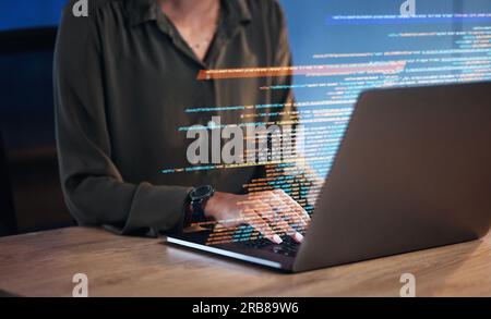 Ordinateur portable, hologramme de codage et femme d'affaires pour le développement de logiciels, la programmation et la cybersécurité dans le bureau de nuit. Dactylographie, recherche et programmeur ou Banque D'Images